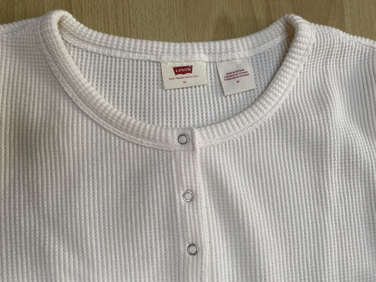 Levi's Pullover & Sweatshirts: Pullover Levi's cremeweiss Gr. M Neu – Neu und originalverpackt aus Buochs von H16 1