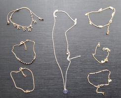 Lot: 6 Armkettchen (vergoldet) und 1 Halskette (versilbert)
