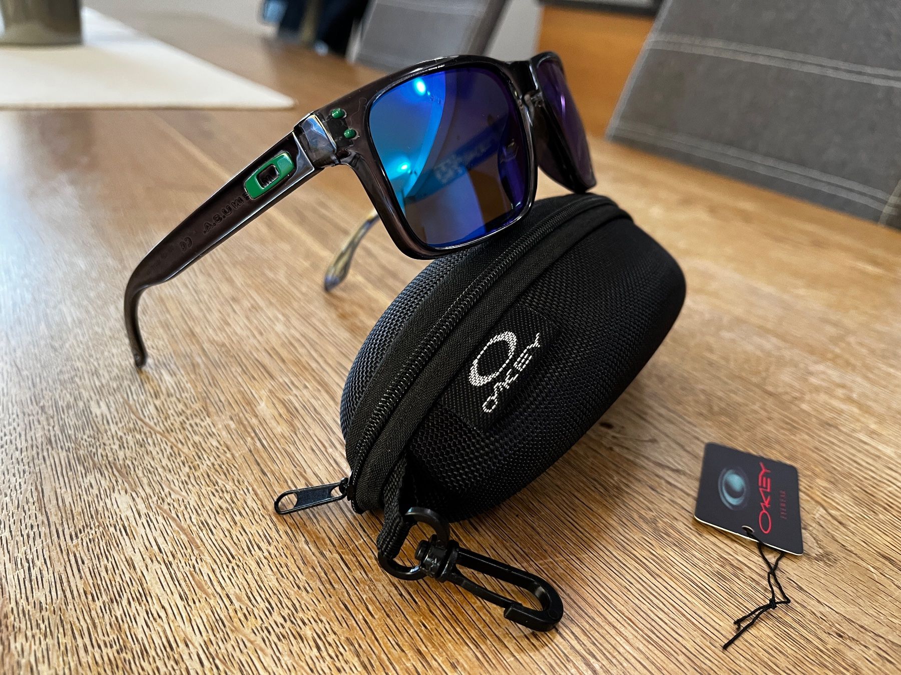 Oakley Occhiali & Lenti: Lunette de soleil estampillée Oakley – Nuovo e nell'imballaggio originale da Flanthey venduto da Didiphil 1
