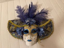 Venezianische Maske mit Federn und Verzierungen