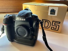 Nikon D5    82096 clic. + accessoires