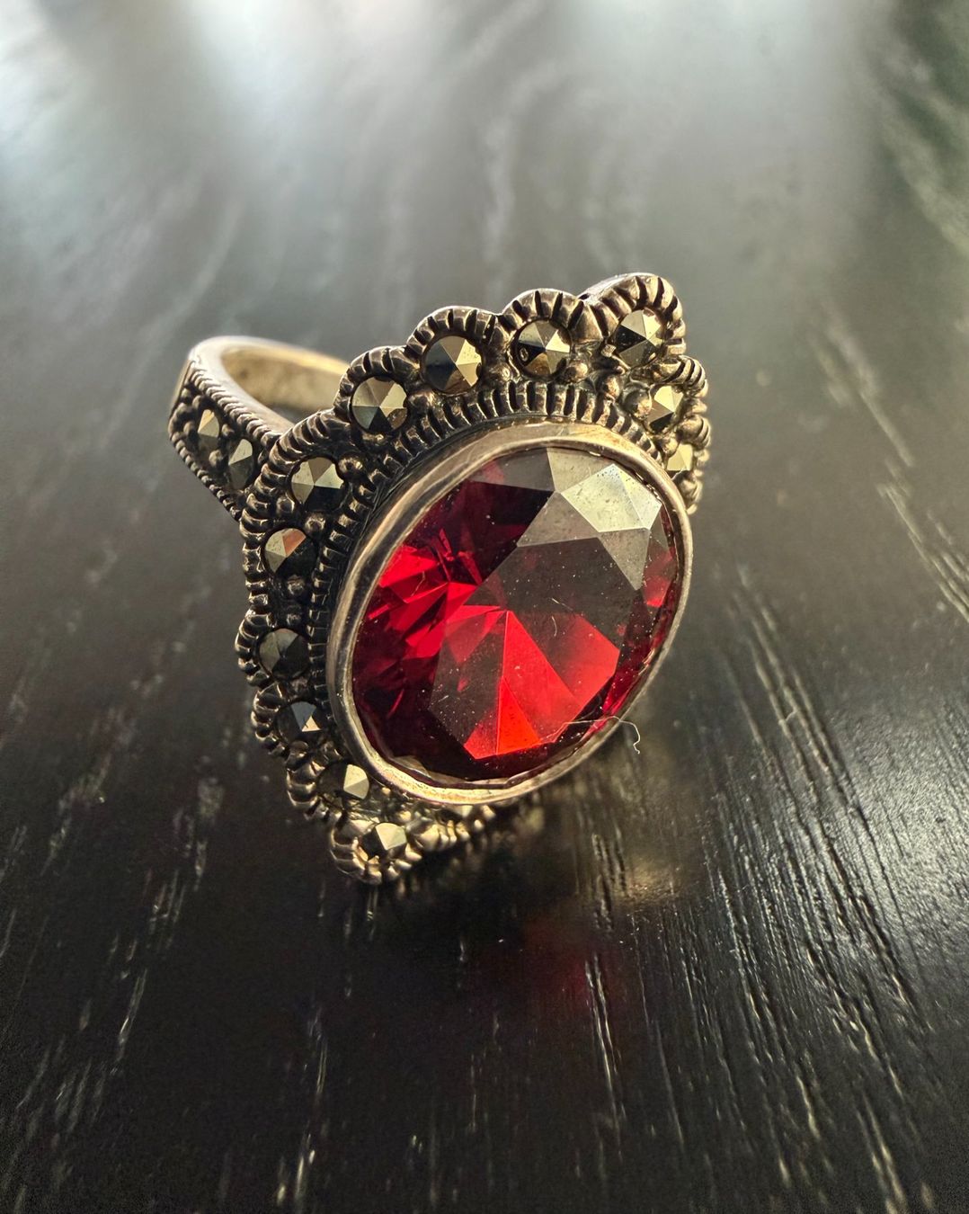 Autres bijoux: Ein silberner Ring und Ohrringe mit Granaten. – D'occasion à Mettmenstetten par Georginax