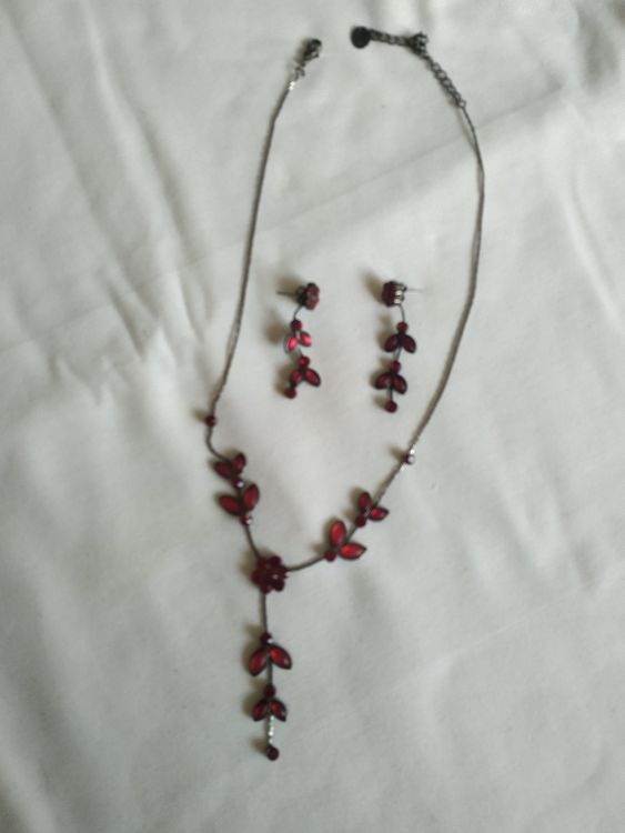 Autres bijoux: Jolie petite parure style grenats collier+ boucles d'oreille – D'occasion à BERNEX par zaza568
