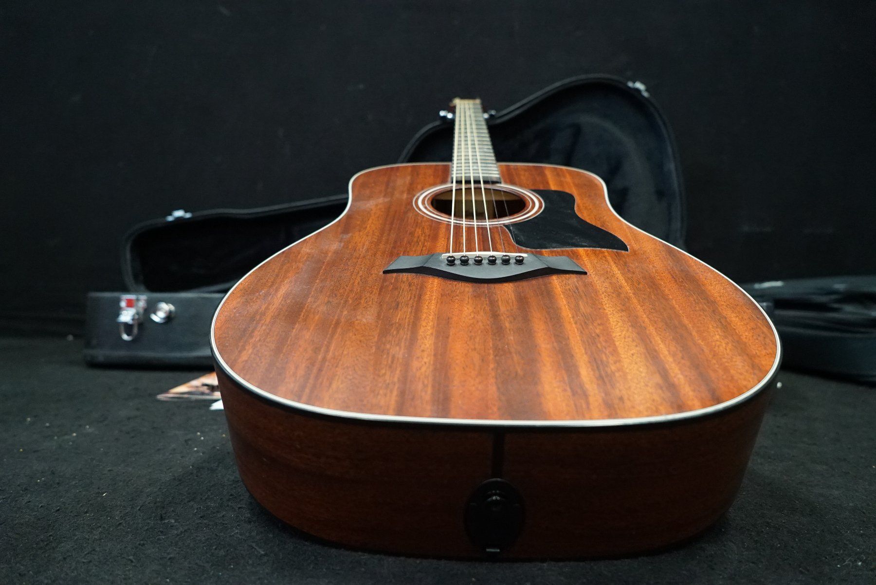 Taylor Strumenti musicali: Taylor 320e Baritone SLTD Limited Edition mit Koffer – Usato da Ortschwaben venduto da Musictrade 1