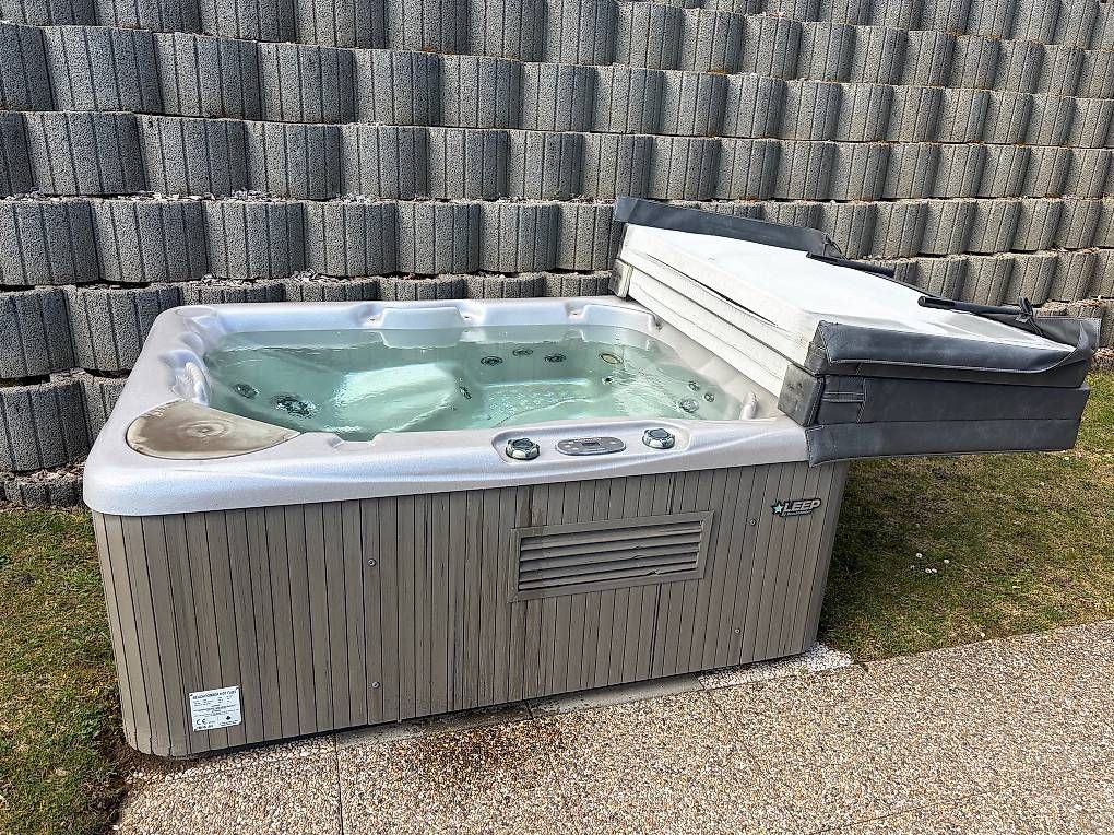Whirlpool: Jacuzzi 2 places Beachcomber 520 LEEP – Usato da Cernier venduto da DBONEUCHATEL 2
