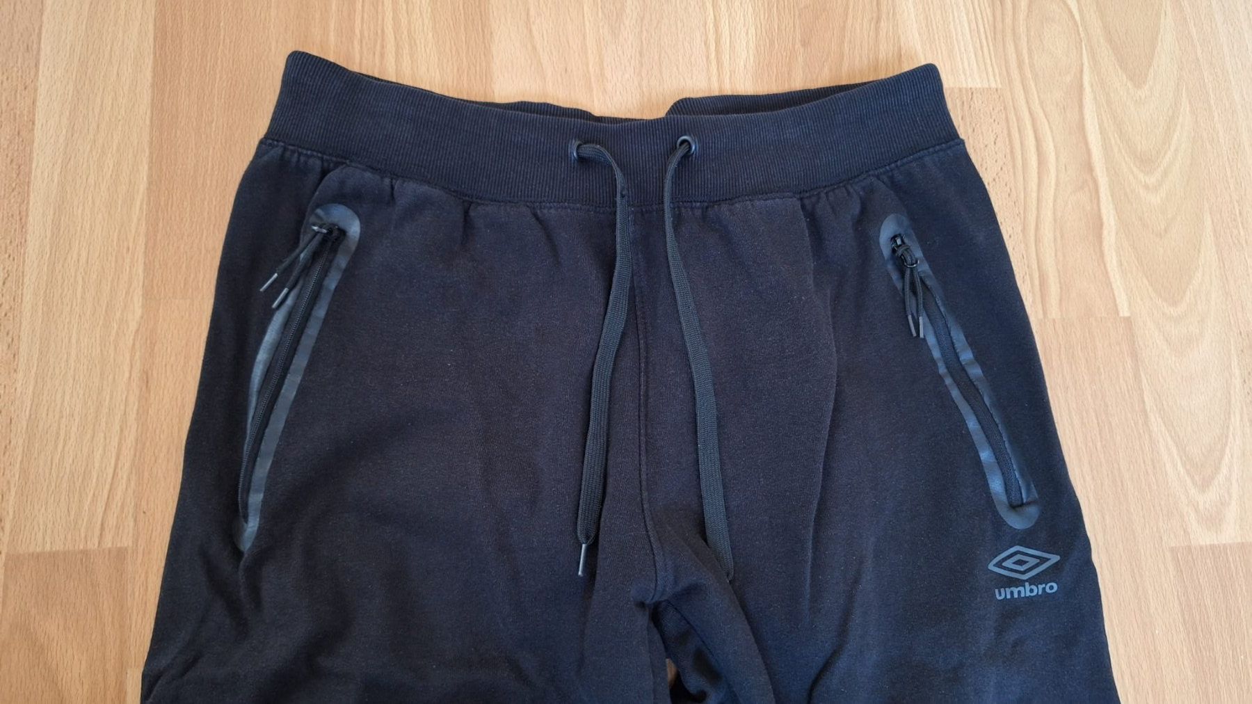 Pantalons: 2x Pantalon jogging UMBRO Taille L – D'occasion à Bôle par Bestdeal 1