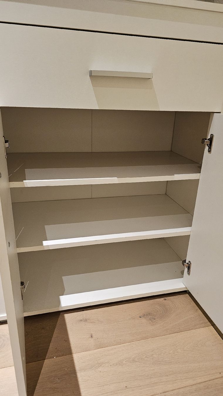 Scaffali: Schuhkommode in Weiss mit einer geräumigen Schublade – Usato da Zürich venduto da Emendez 4