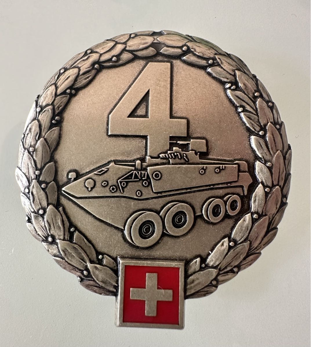 Schweizer Armee Plaketten & Abzeichen: Beret Emblem Panzerbrigade 4 Schweizer Militär Armee – Gebraucht aus Sursee von Betlaze