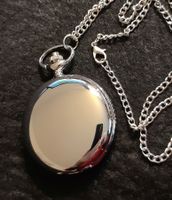 Neue Umhängeuhr Silberglänzend mit Kette
