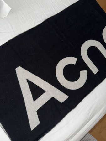 Acne Schal frisch ab Reinigung
