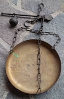 Antike Balkenwaage aus Messing mit Gewichtsmessung