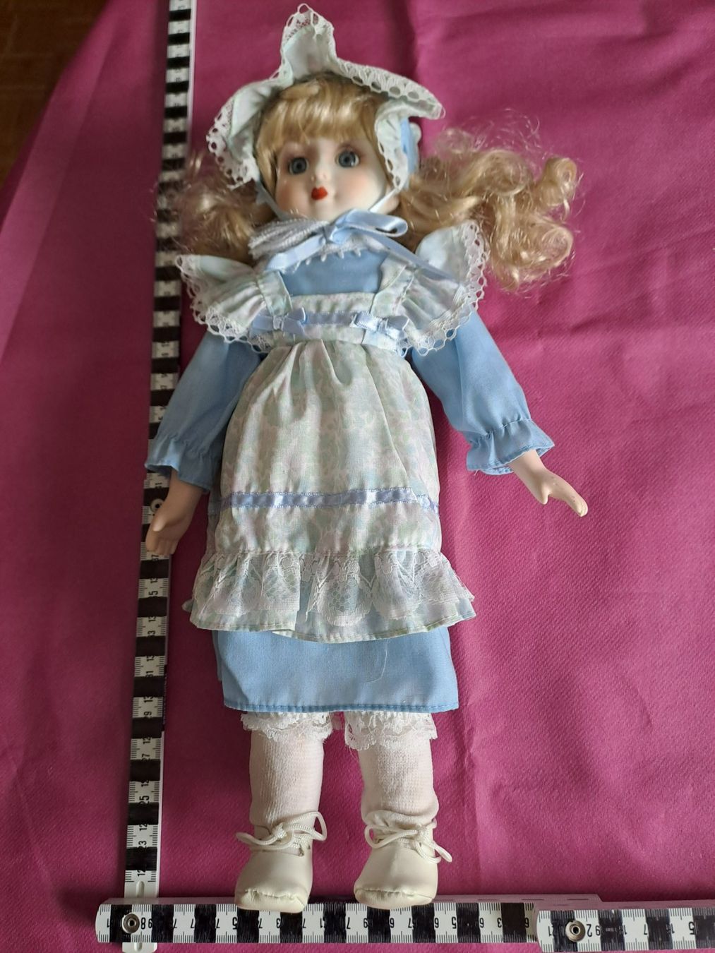 Puppen: Puppe mit blauem Kleid – Gebraucht aus Aadorf von Stampeders