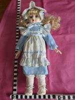 Puppe mit blauem Kleid
