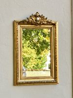 Antiker Wandspiegel mit Verzierung