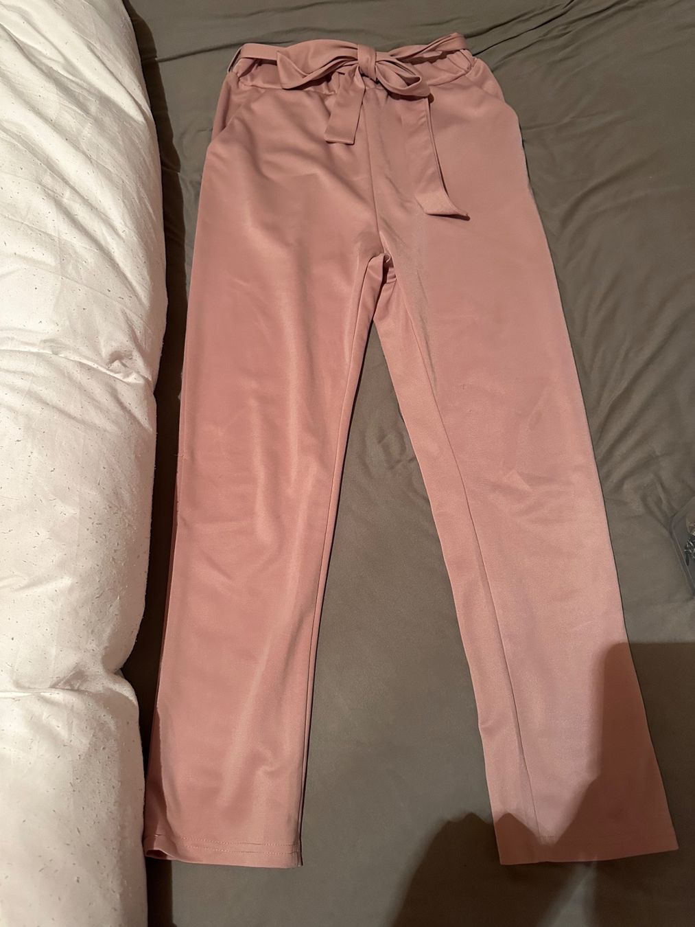 Pantaloni: Rosa Stoffhose mit Gürtel  /  Grösse: 36 – Usato da Oberhofen Thun'see venduto da ClaudiaKelesh