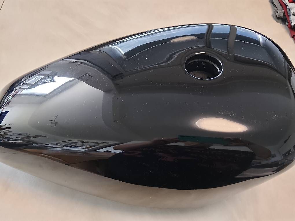 Accessori per altri veicoli: Serbatoio moto nero lucido con tappo e staffe – Usato da Morbio Inferiore venduto da pie_6rzh