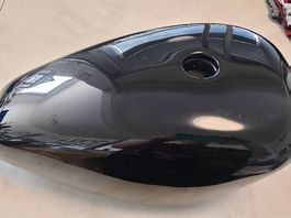 Serbatoio moto nero lucido con tappo e staffe