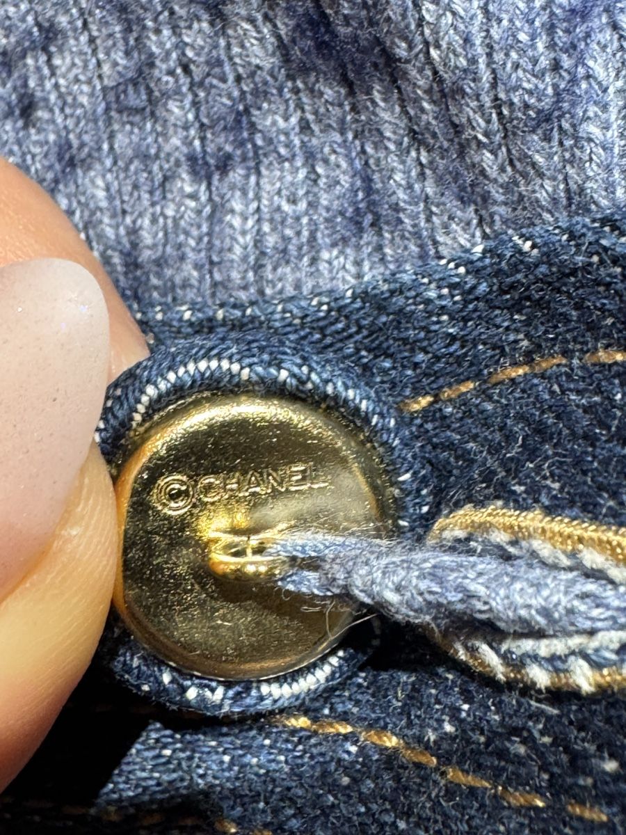 Chanel Top: Top Chanel vintage Y2k Denim – Usato da Haute-Nendaz venduto da BeWonderific 2