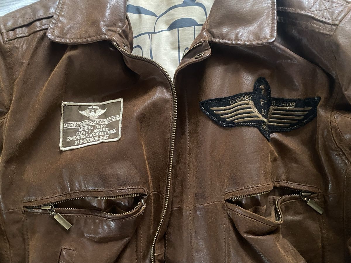 Vestes: Brown Leather Bomber Jacket Used Size L – D'occasion à St. Gallen par ali_5nm2 1
