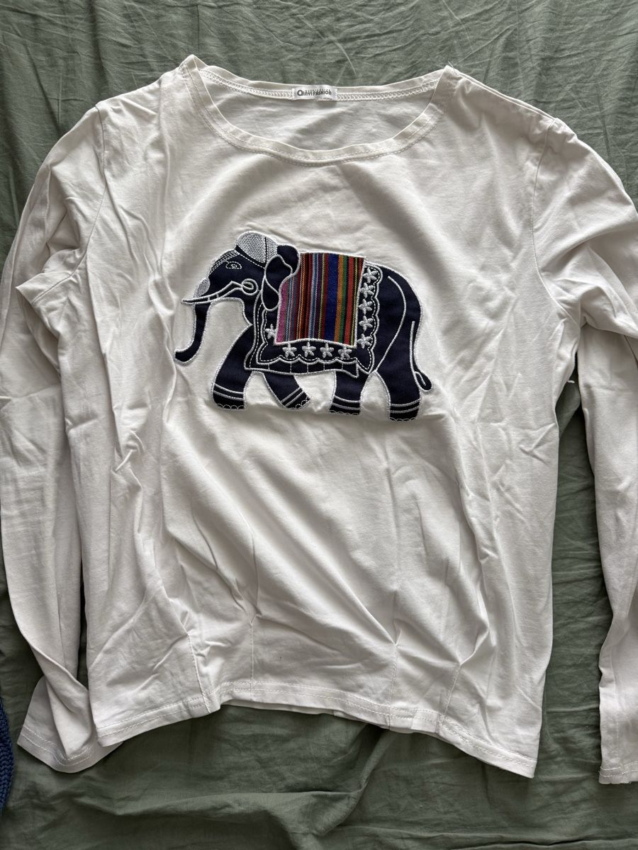Top: Weisses LangarmTop kurz mit Elefant, Gr. M – Nuovo (secondo la descrizione) da Auenstein venduto da DailyFinds