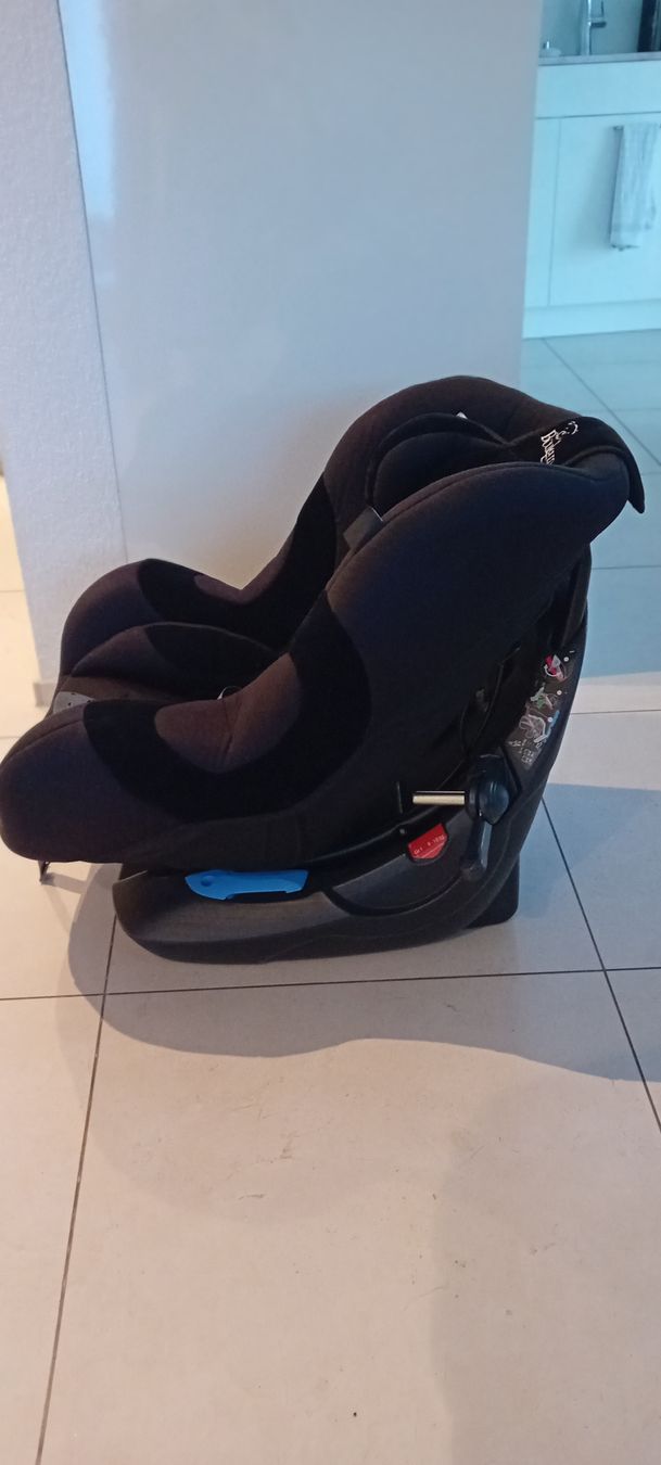Seggiolini per auto: Auto Kindersitz, 9-18kg – Usato da Berikon venduto da Marilyn 1