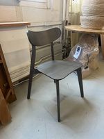 Kave Home Safina Stuhl aus Eschenfurnier und Massivem Kauts