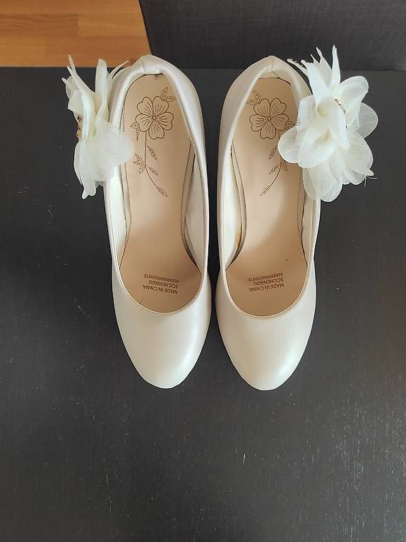 Damenschuhe: Escarpins blancs à fleurs  T.39 – Gebraucht aus Genève von sop_kbp2 2