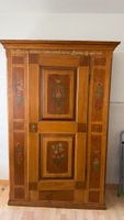 Alter Schrank mit Bauernmalerei