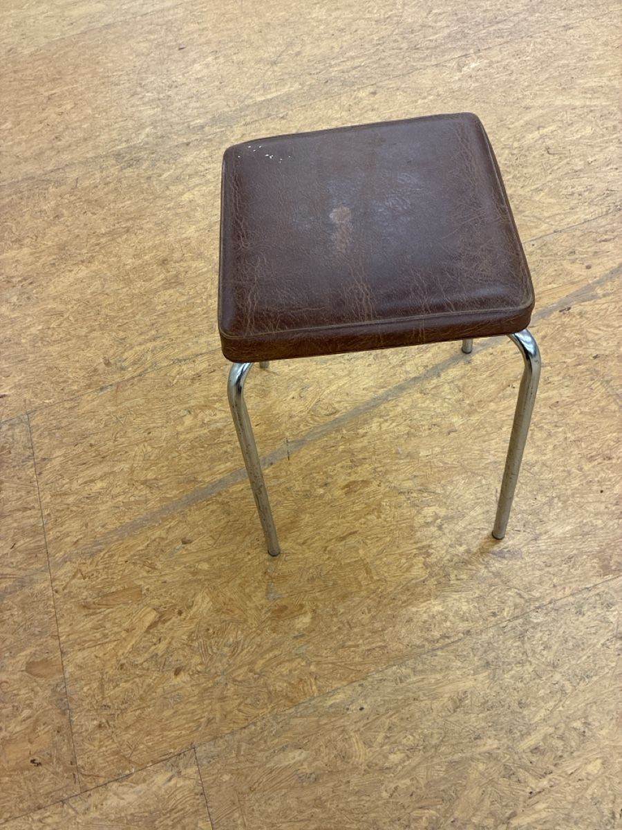 Sgabelli: Vintage Hocker / Sitzhocker mit braunem Kunstlederbezug – Usato da Murgenthal venduto da casatualiq 4