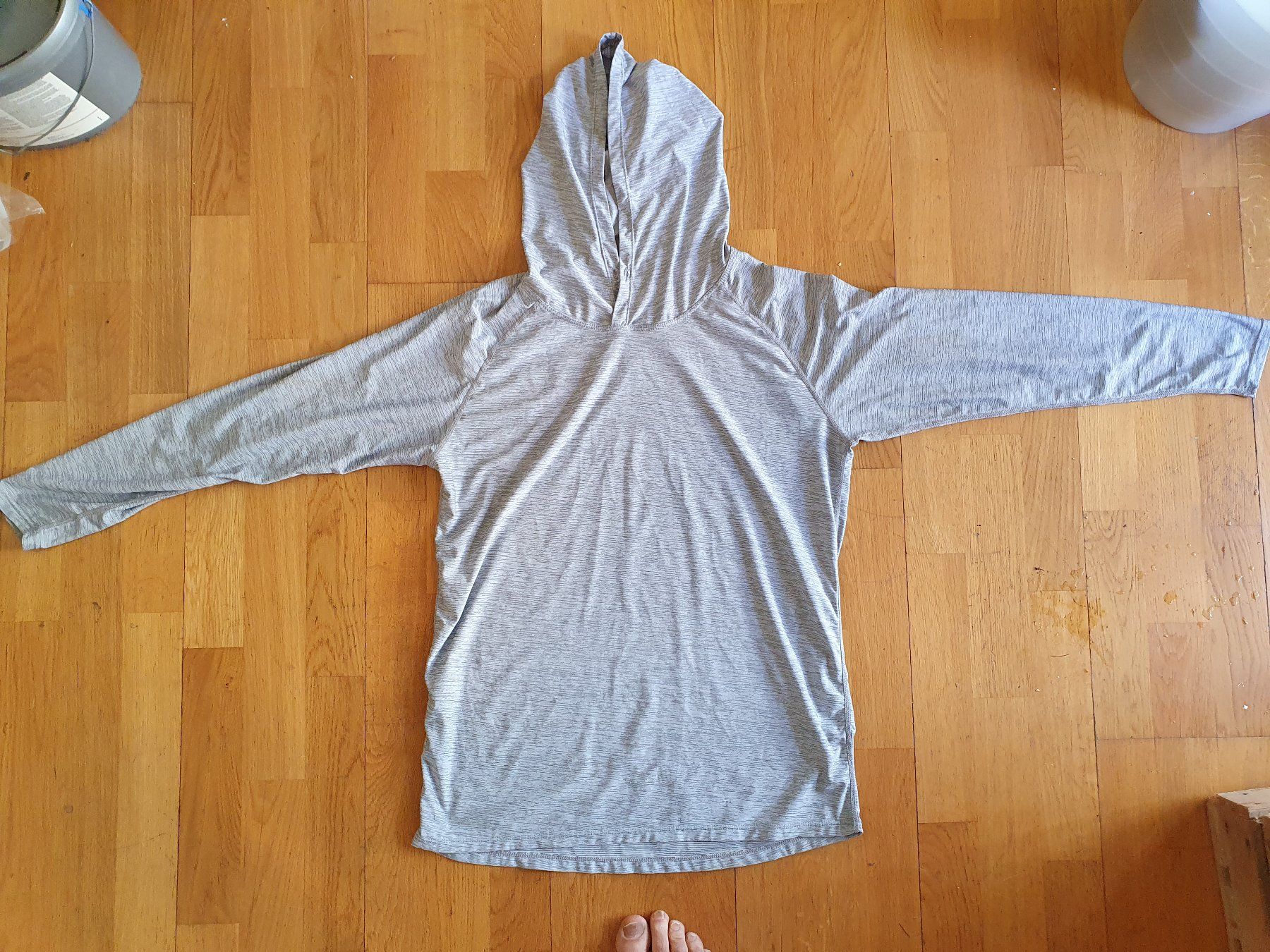 Maglioni & Felpe: Kaputzenpulli grau grösse M 90% polyester 10% spandex – Usato da Zürich venduto da loosebone