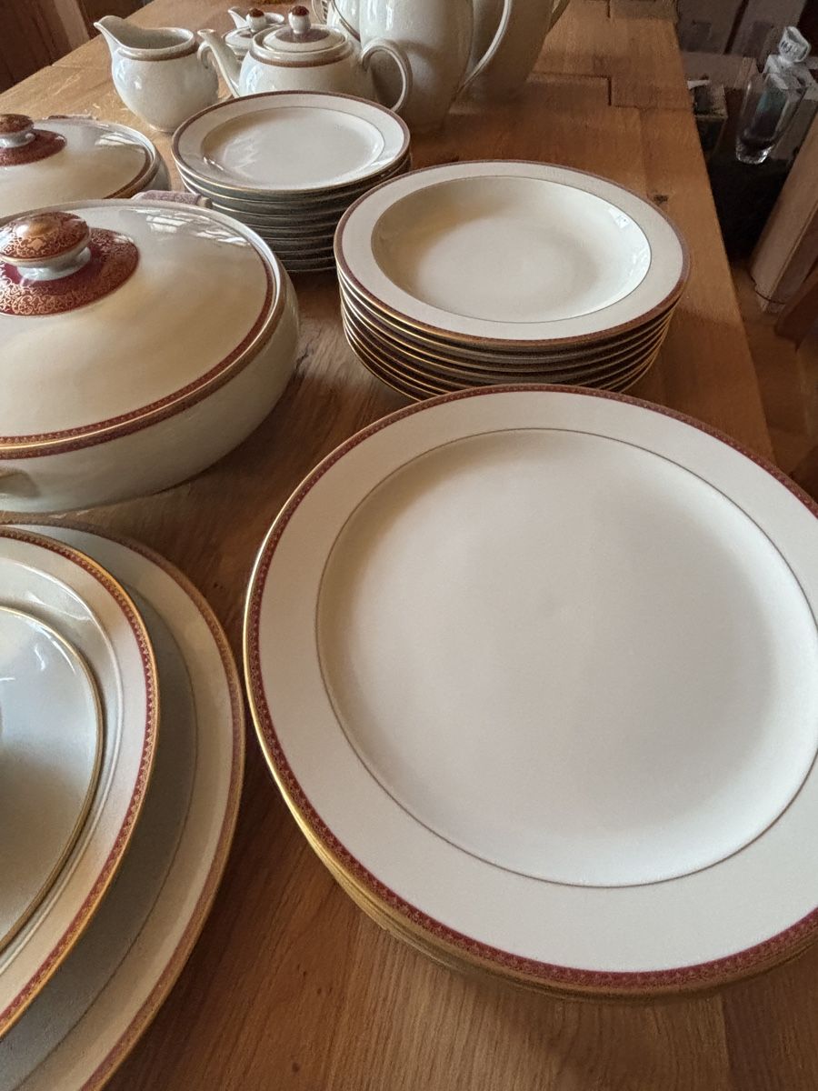 Set di piatti: Antikes Langenthal Service – Usato da Bönigen venduto da muehli302 6