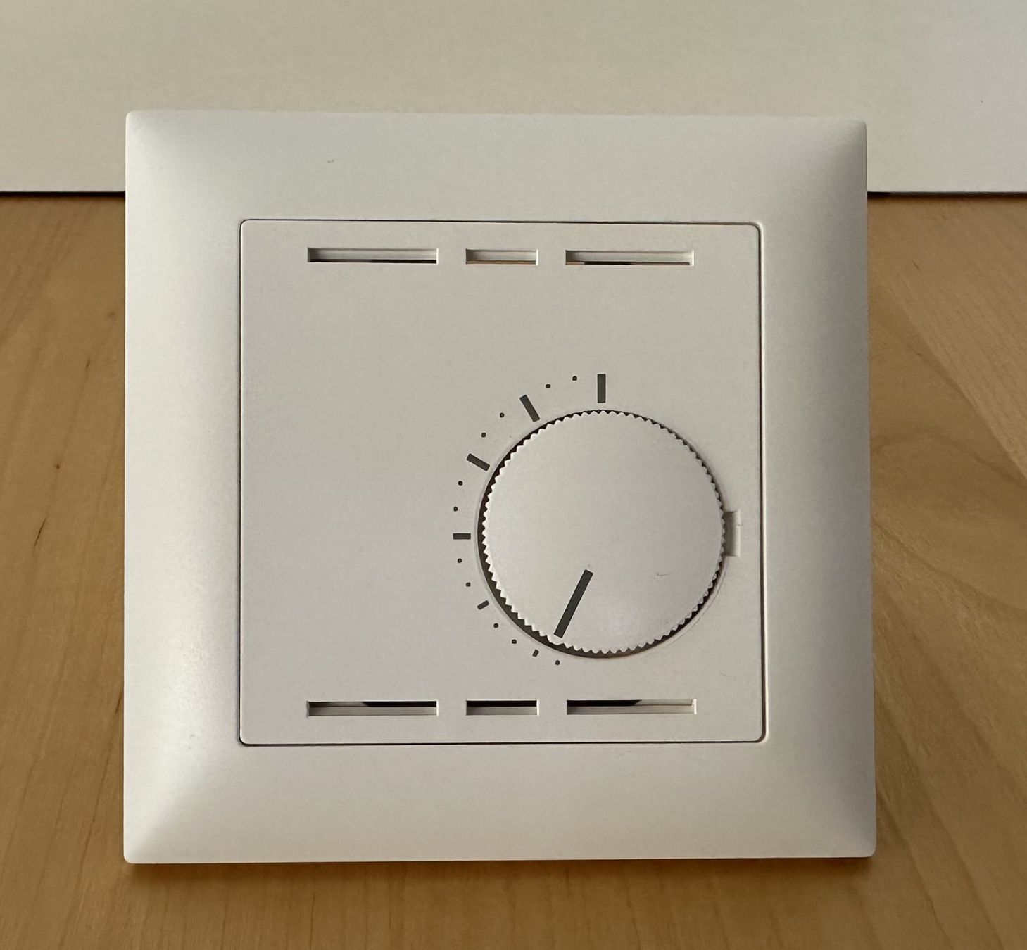 Feller Sistema di controllo: Feller Thermostat Ohne Schalter / ELDAS-Nr: 439102000 – Usato da Dielsdorf venduto da Empowered