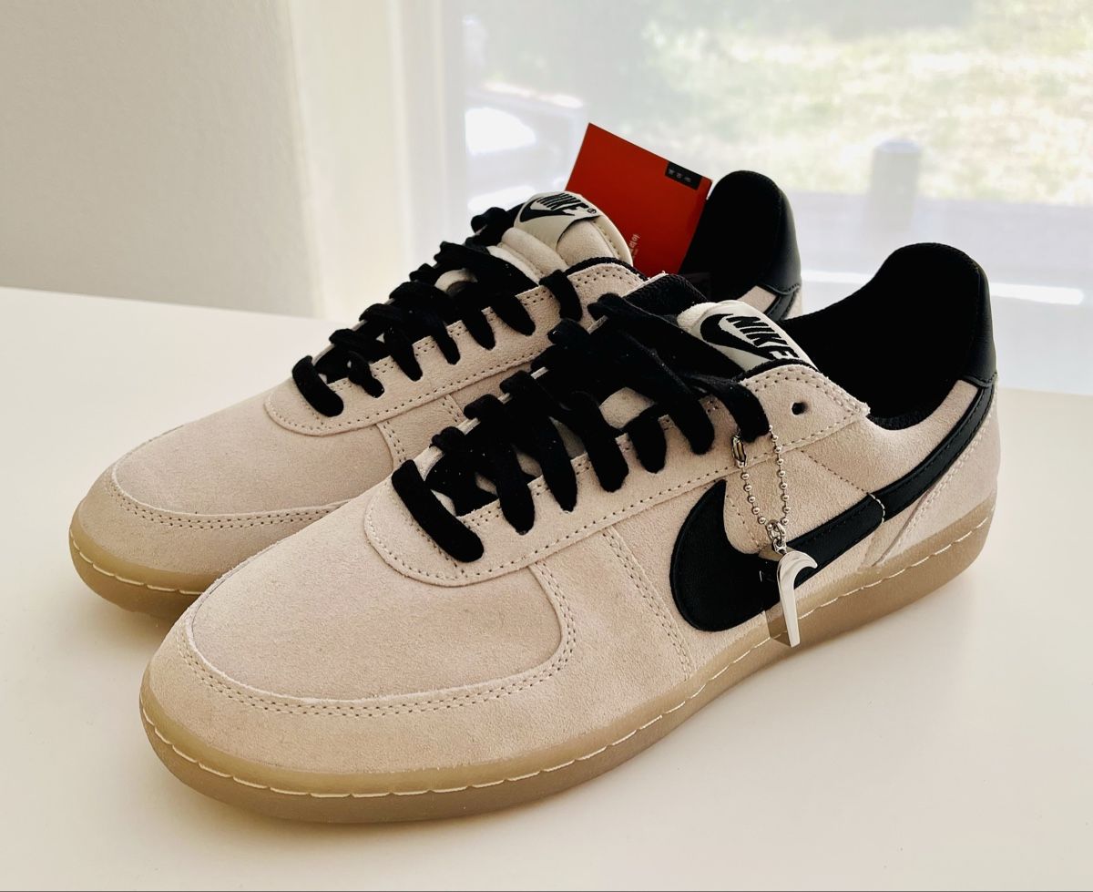 Nike Herrenschuhe: Nike Field General Turnschuhe Grösse 42.5 NEU – Neu und originalverpackt aus Kehrsatz von Morcer