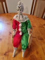 Harlequin auf Stuhl