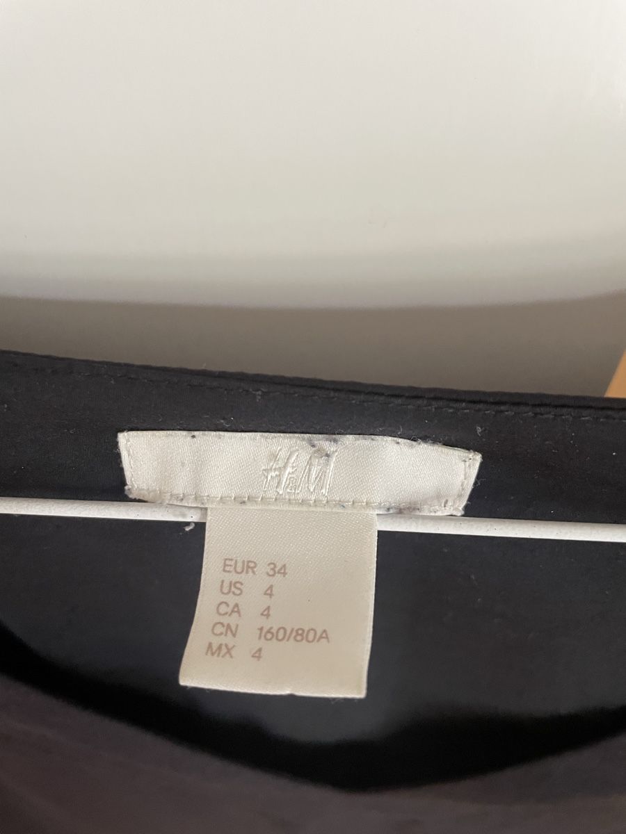 H&M T-shirt: Viskose Shirt mit V-Ausschnitt – Usato da Zürich venduto da Chog 2