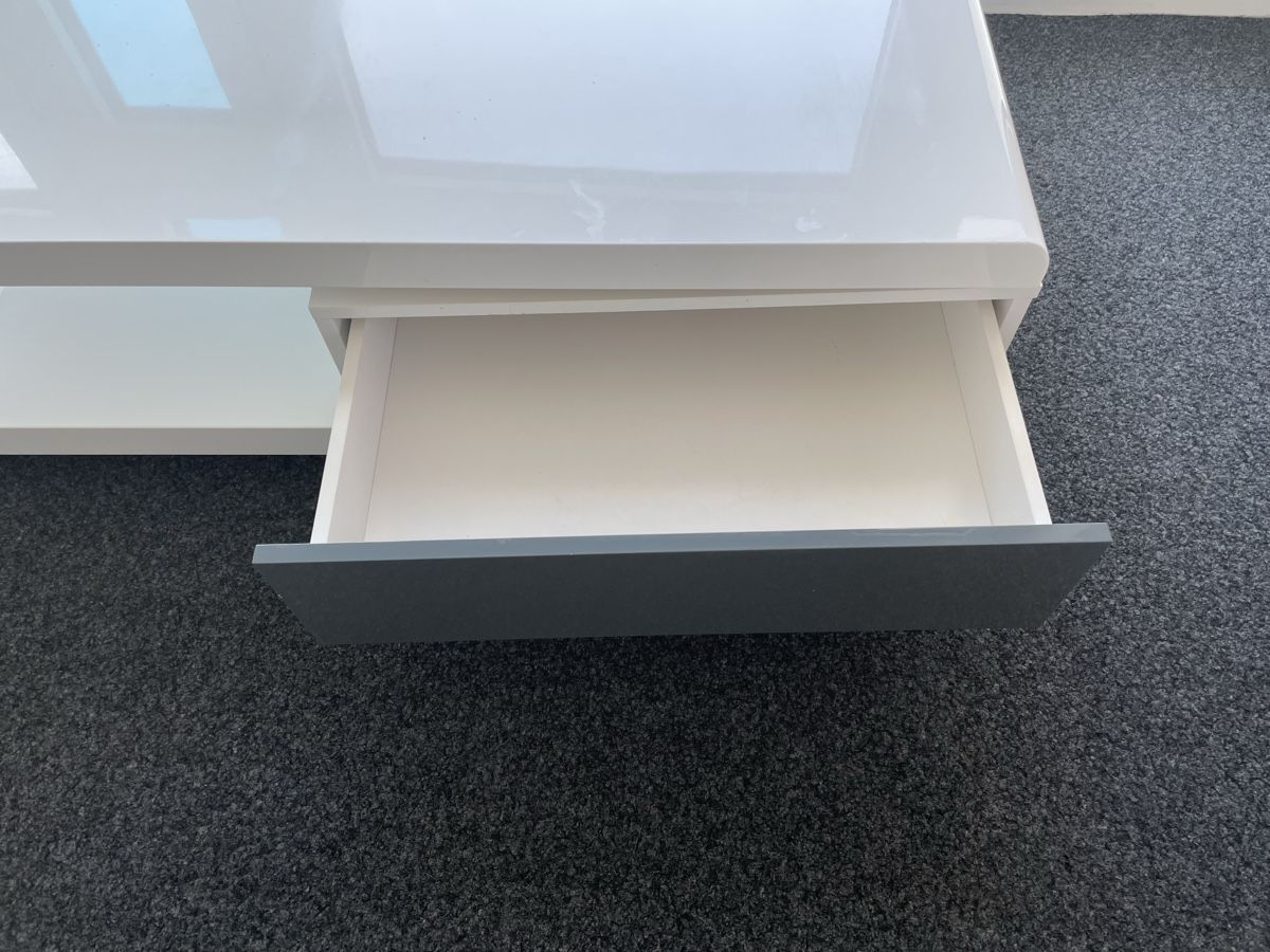 Tische: Couchtisch Weiss mit Schublade – Gebraucht aus Rafz von Nb.photography 1