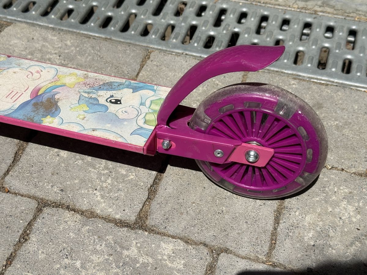 Kickboard: Kinderroller pink gebraucht Zustand gut – Gebraucht aus Villmergen von phi_h8bd 3