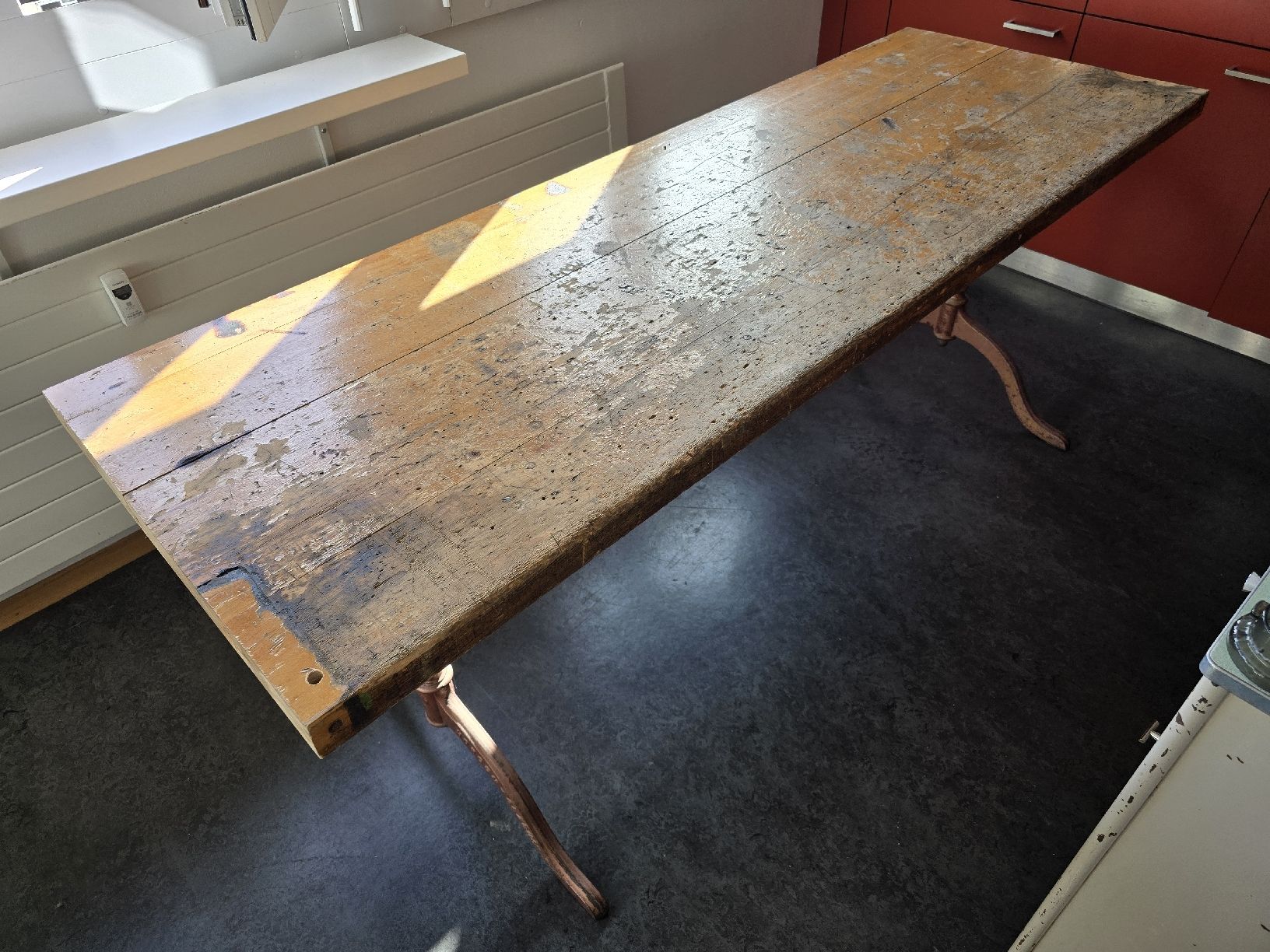 Horgen Glarus Tables: Altes Tisch massiv Holz mit Horgenglarus Eisengussfussen geb – D'occasion à Zürich par Silentlamb 1