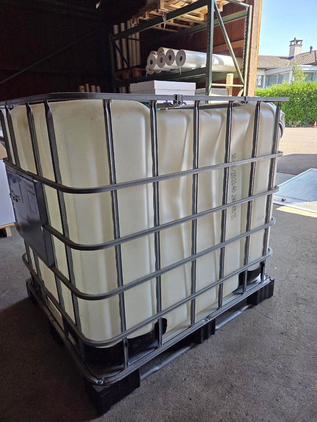 Abbeveratoi e trogoli: IBC Container 1000l mit Auslaufhahn, Wassertank – Usato da Schaffhausen venduto da Octo2 4