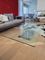 Moderner Couchtisch mit Glasplatte und Chromfuss, top Zus...