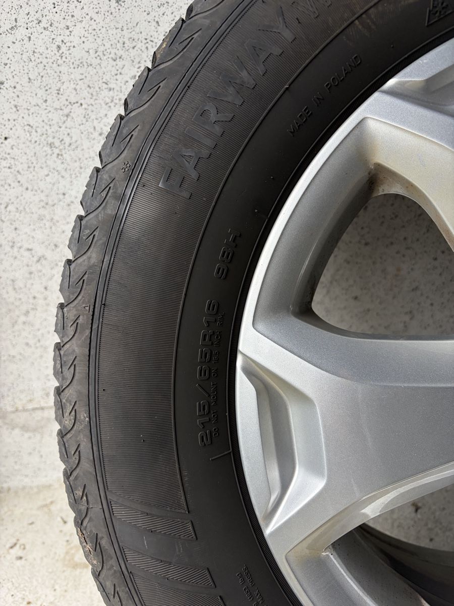 Pneus & Kompletträder: Roues hiver complète Duster 215/65 R16 – Gebraucht aus Corminboeuf von 8seb 4