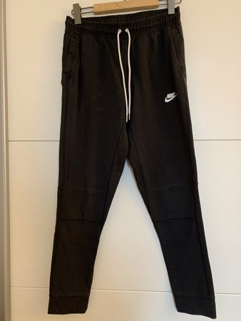 Nike Sporthose Teenager Gr. S schwarz Jogginghose Sport