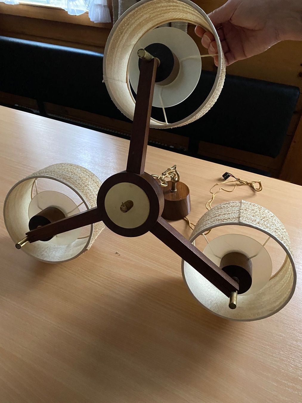 Lampadari & plafoniere: Deckenleuchte mit drei Schirmchen, Holz/goldfarbene Kette – Usato da Stein AR venduto da claire009 5
