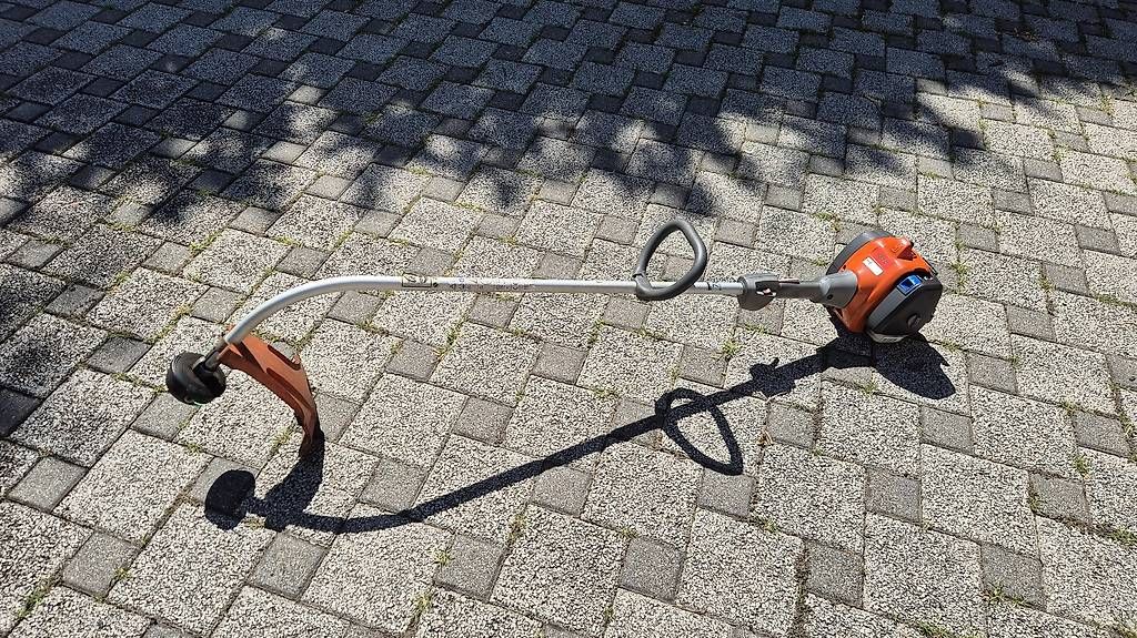 Tondeuses à gazon: Decespugliatore Husqvarna 122C – D'occasion à Tesserete par Kappa38 1