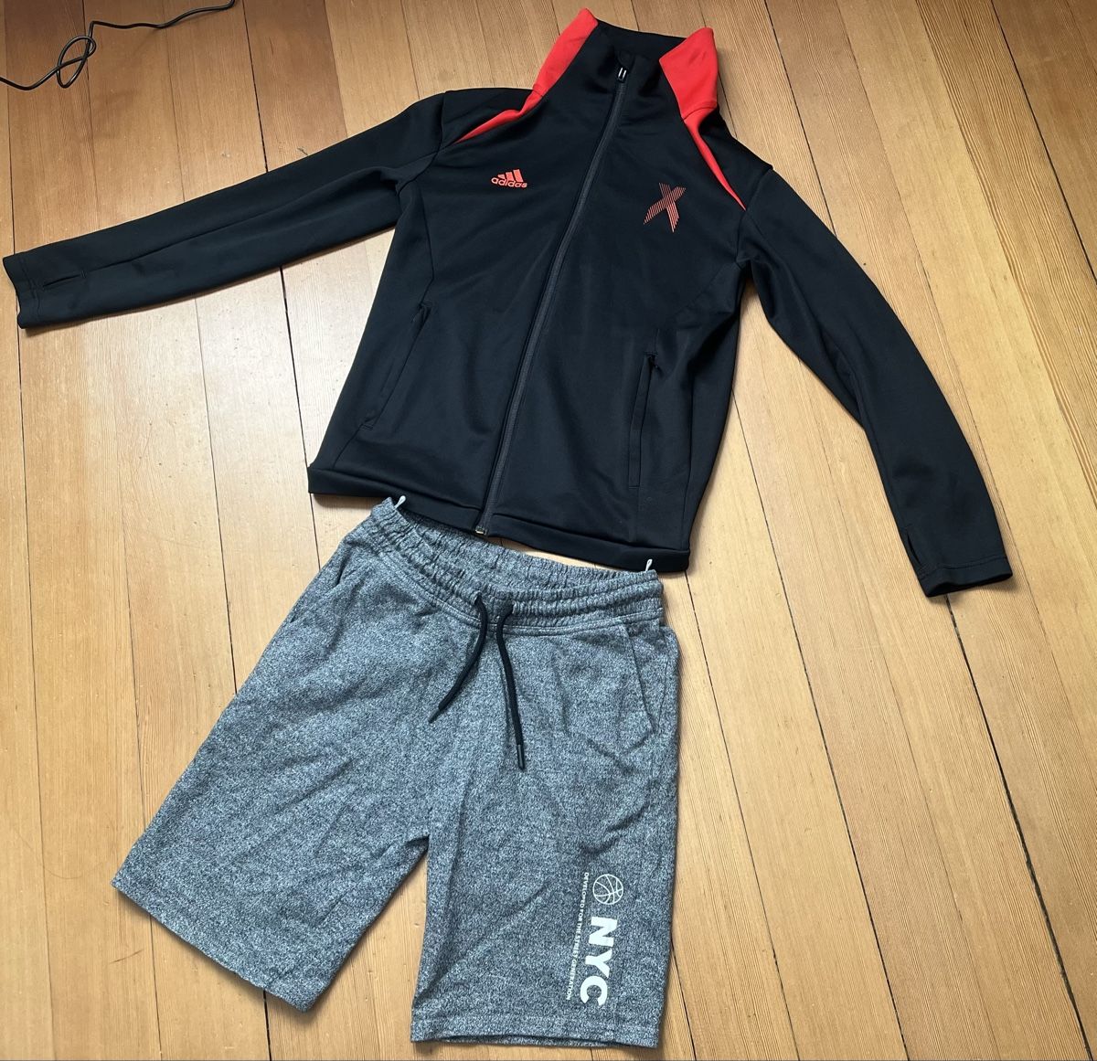 Adidas Lotti & Set di vestiti: Adidas Tracksuit Set - Jacket and Shorts - Size 152 – Usato da Aarau venduto da kailing12