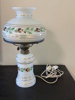 Tischlampe im Petroleum-Stil weiss mit Blumenmuster