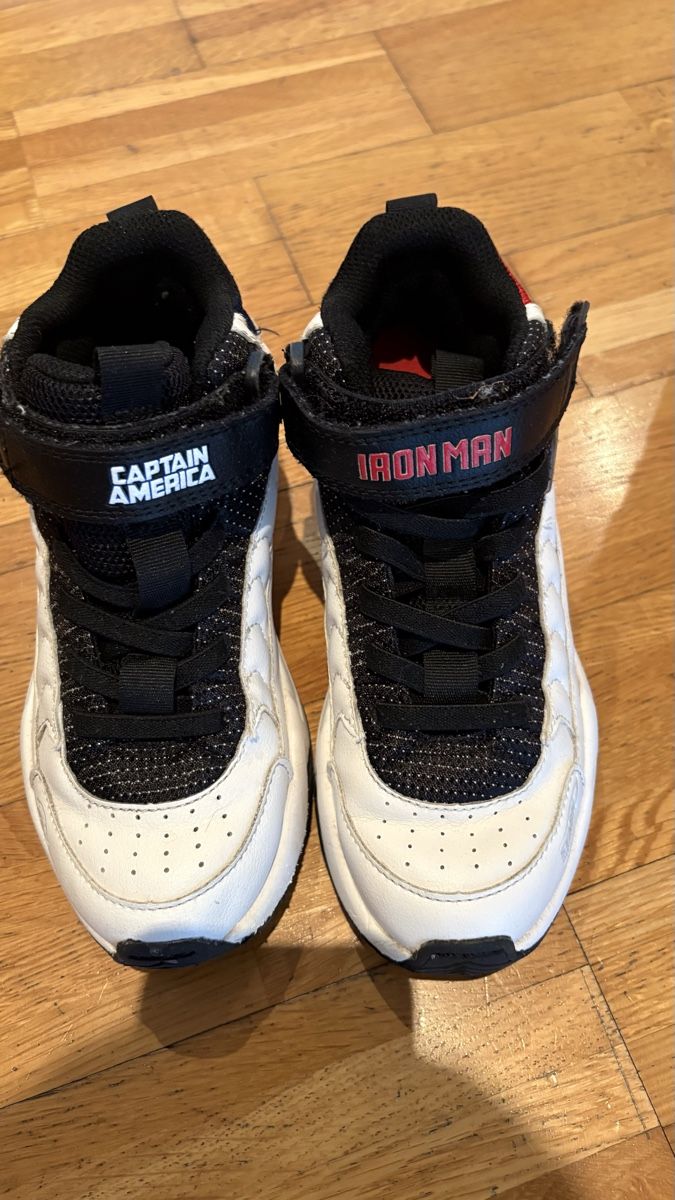 Zara Chaussures garçon: Avengers Turnschuhe Grösse 33 – D'occasion à Stäfa par sch_m7kj 1
