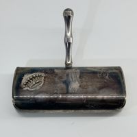Ramasse miettes ancien métal argenté avec boîte