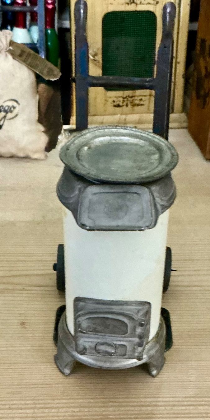 Case e mobili per bambole: ALTER KLEINER PUPPENSTUBEN OFEN – Usato da Zell LU venduto da Silvermemory
