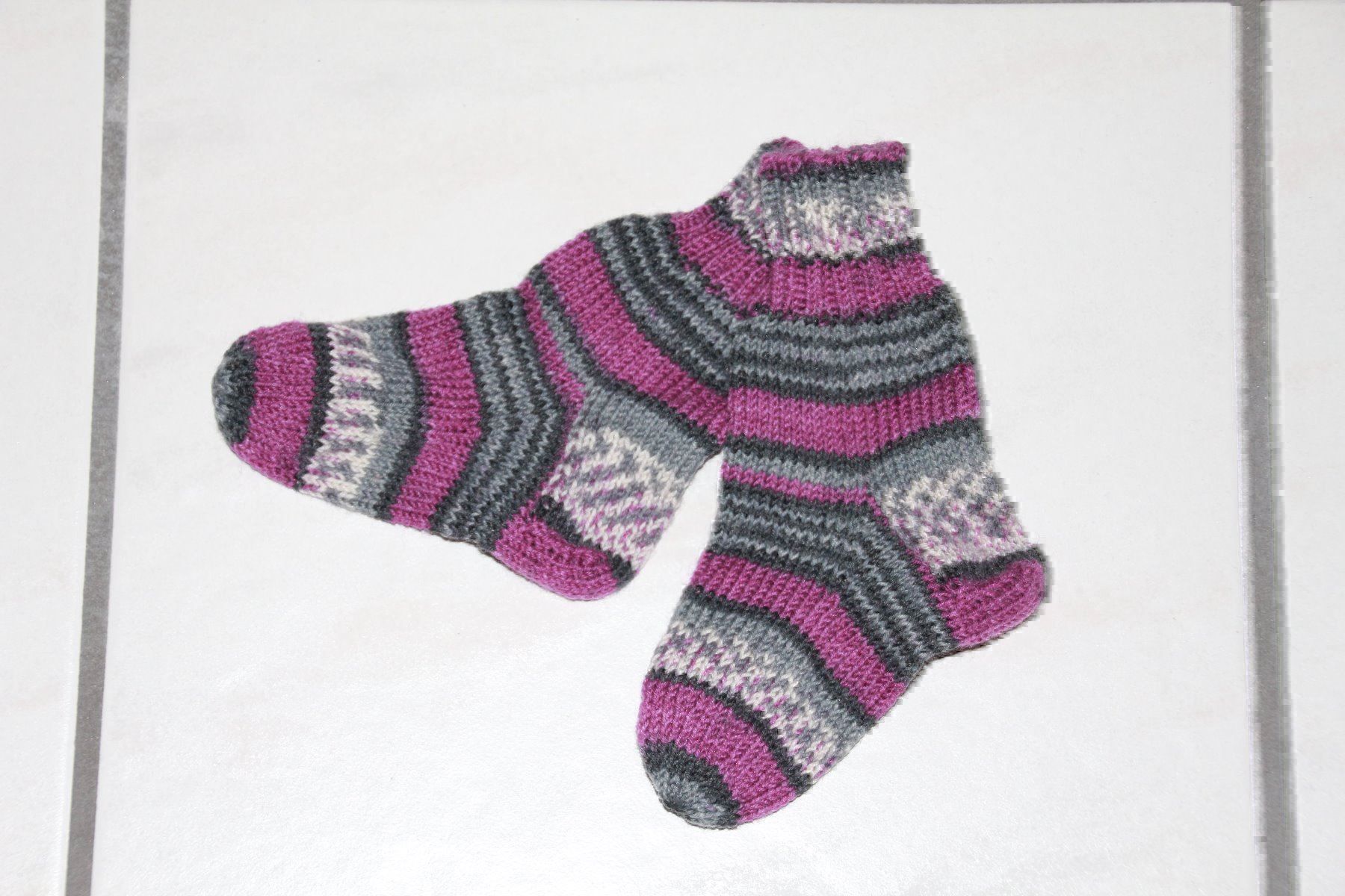Calze per bambini: Handgestrickte Kindersocken Grösse 22/23 – Nuovo e nell'imballaggio originale da Wallenwil venduto da Sahron